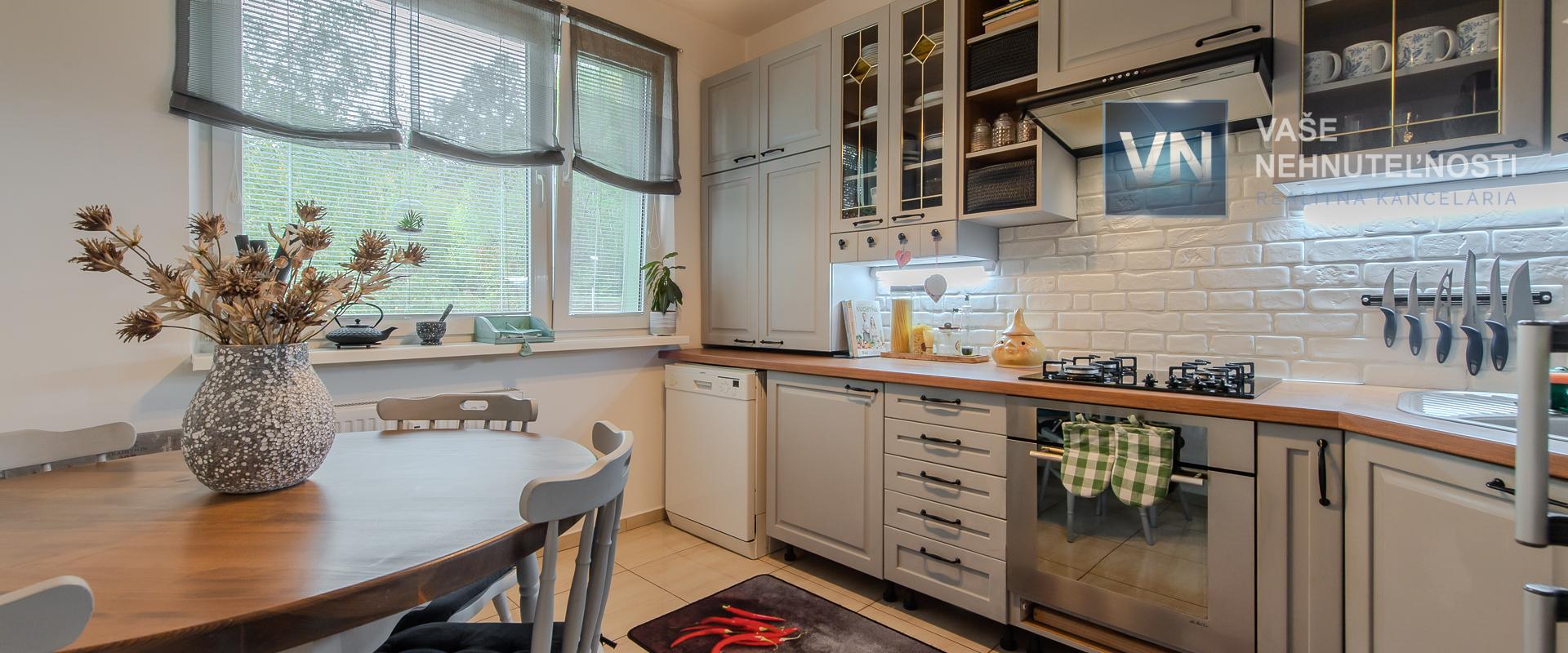 ZNÍŽENÁ CENA : PREDAJ 4 IZBOVÝ BYT NA PEKINSKEJ ULICI, ŤAHANOVCE