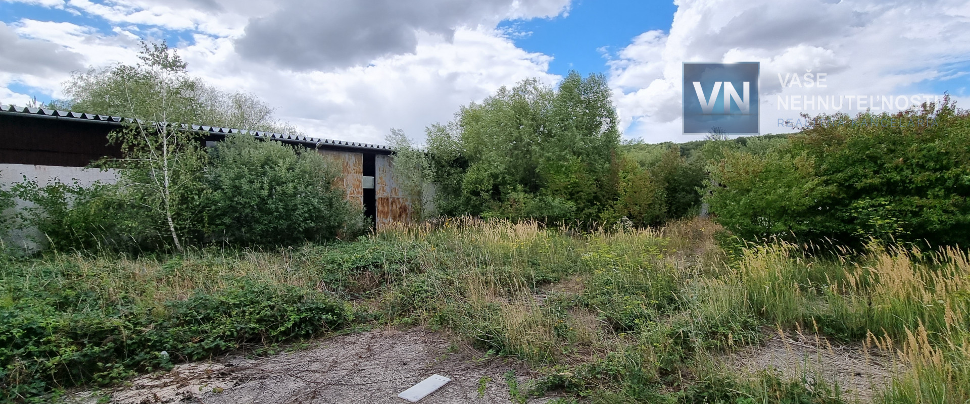 Na predaj pozemok s halou v obci Suché