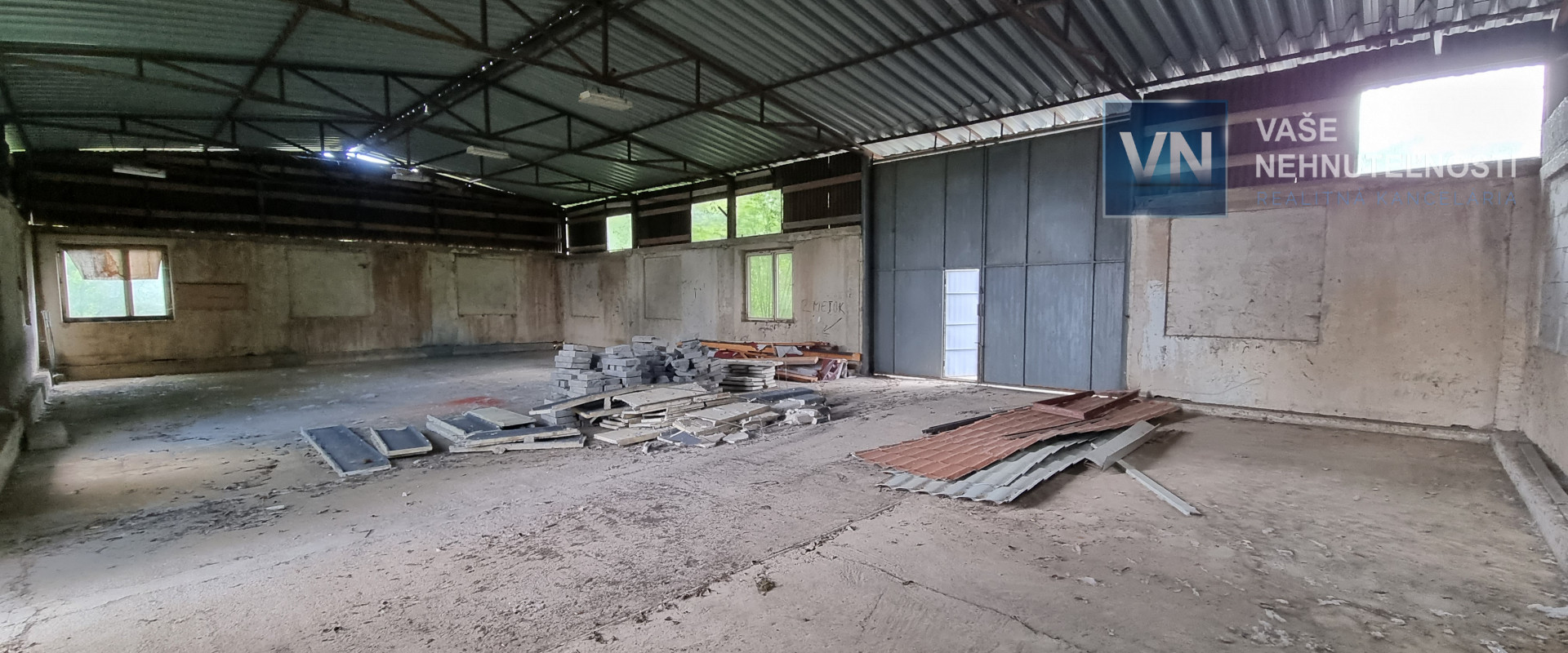 Na predaj pozemok s halou v obci Suché