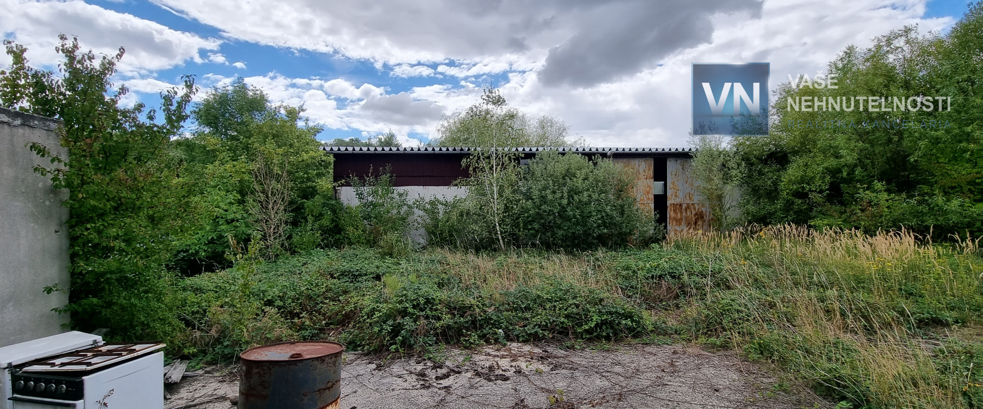 Na predaj pozemok s halou v obci Suché