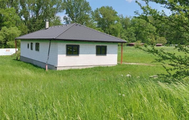 Predaj rodinného domu s veľkým pozemkom v obci Podhradík / hrubá stavba /