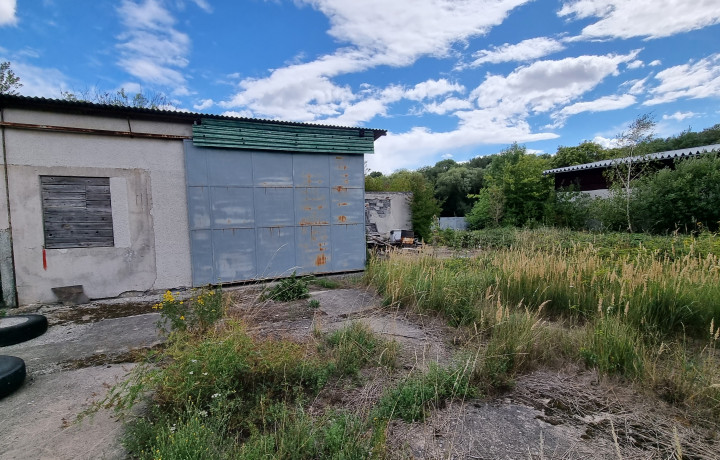 Na predaj pozemok s halou v obci Suché